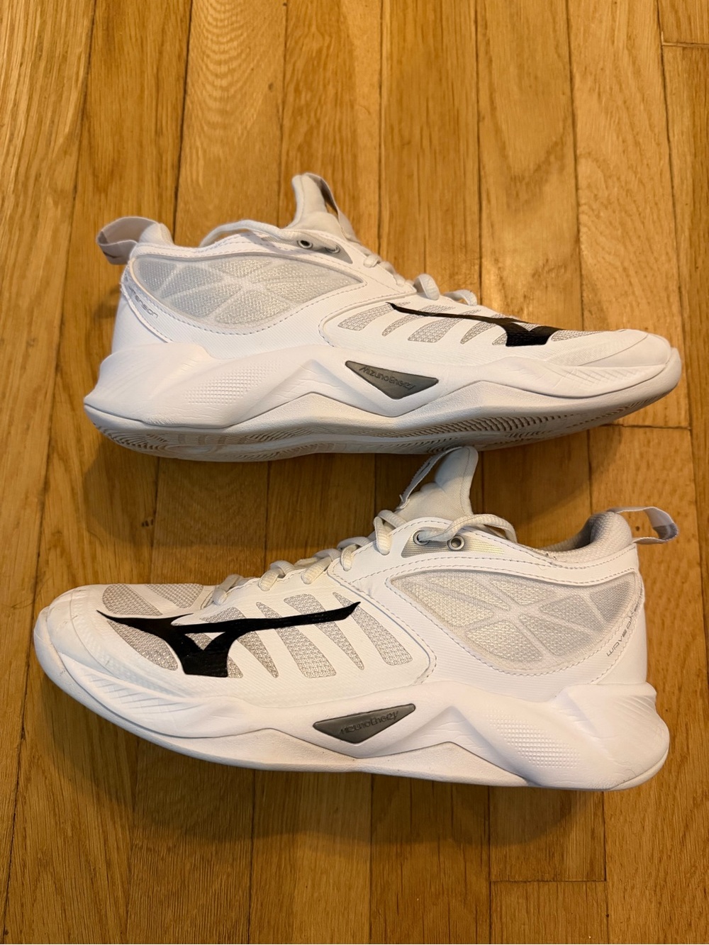 Mizuno Women’s White Athletic Training Shoes 8.5